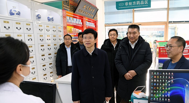 1703243204136006265.jpg 李利督導檢查節前藥品安全工作.jpg