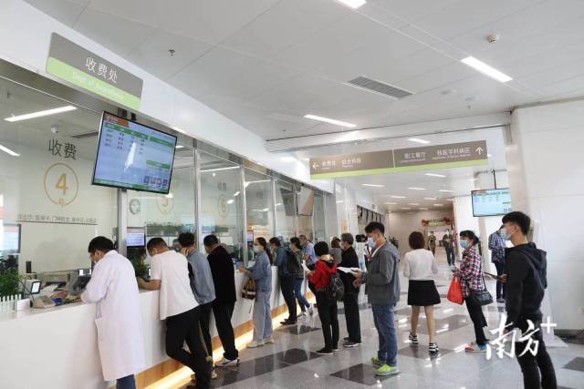 記著跟隨中大腫瘤防治中心實(shí)驗(yàn)研究部副主任高嵩來到了華南腫瘤學(xué)國家重點(diǎn)實(shí)驗(yàn)室,高嵩介紹實(shí)驗(yàn)室現(xiàn)已開放八個多月,研究覆蓋腫瘤預(yù)防、診斷和治療的各個階段。目前畫面上顯示的分別是腫瘤組織橫切面和鼻咽癌細(xì)胞爬片。